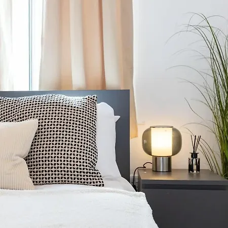 2 Bed City Centre Flat Sleeps 6-3
