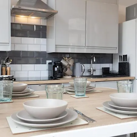 2 Bed City Centre Flat Sleeps 6-2